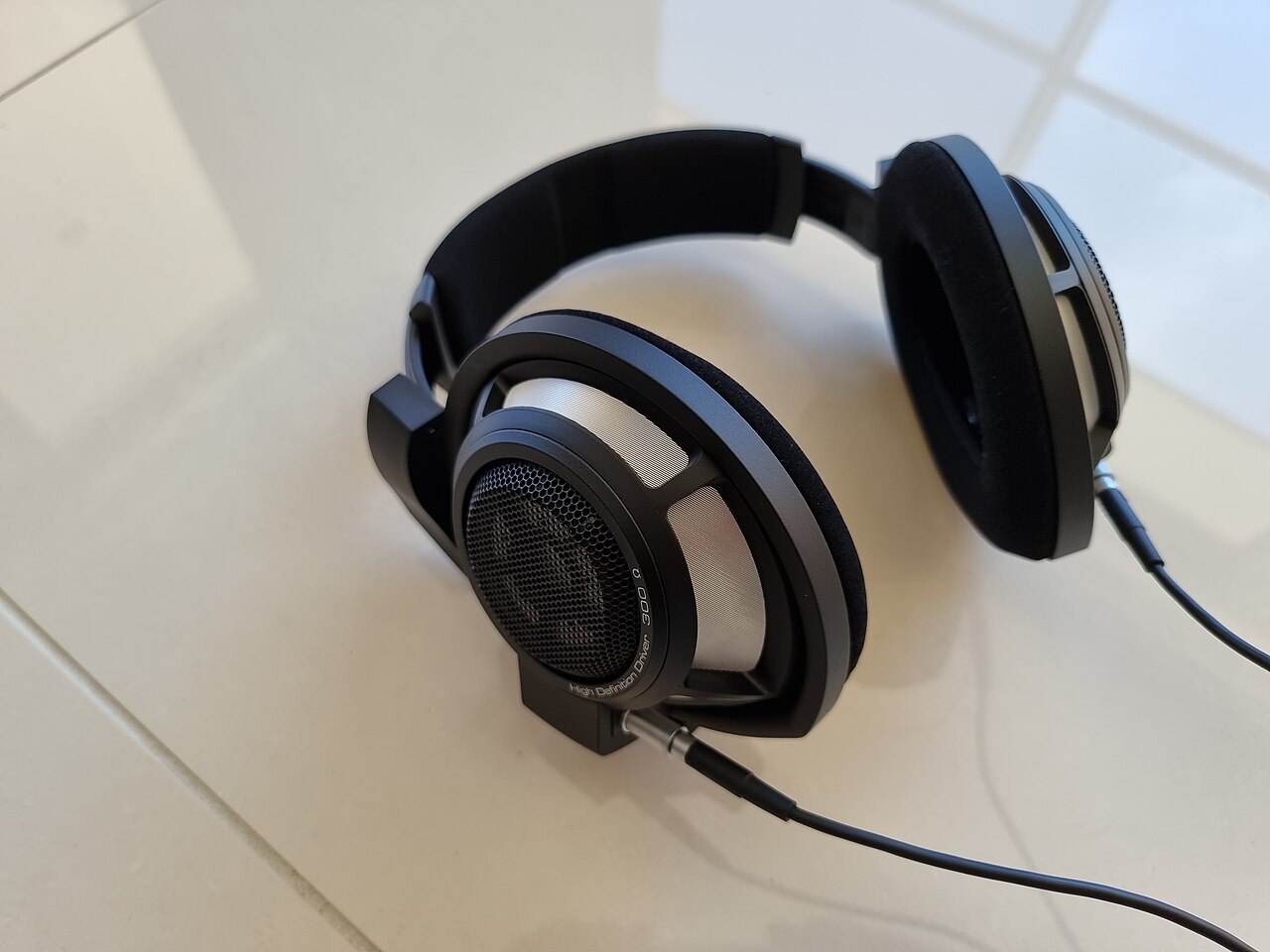 Auriculares abiertos Sennheiser HD800S sobre una mesa