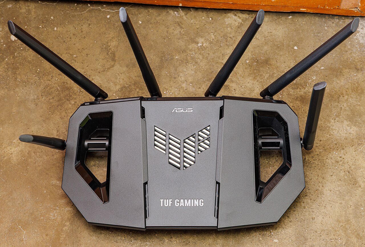 Router Wi-Fi Asus con varias antenas externas