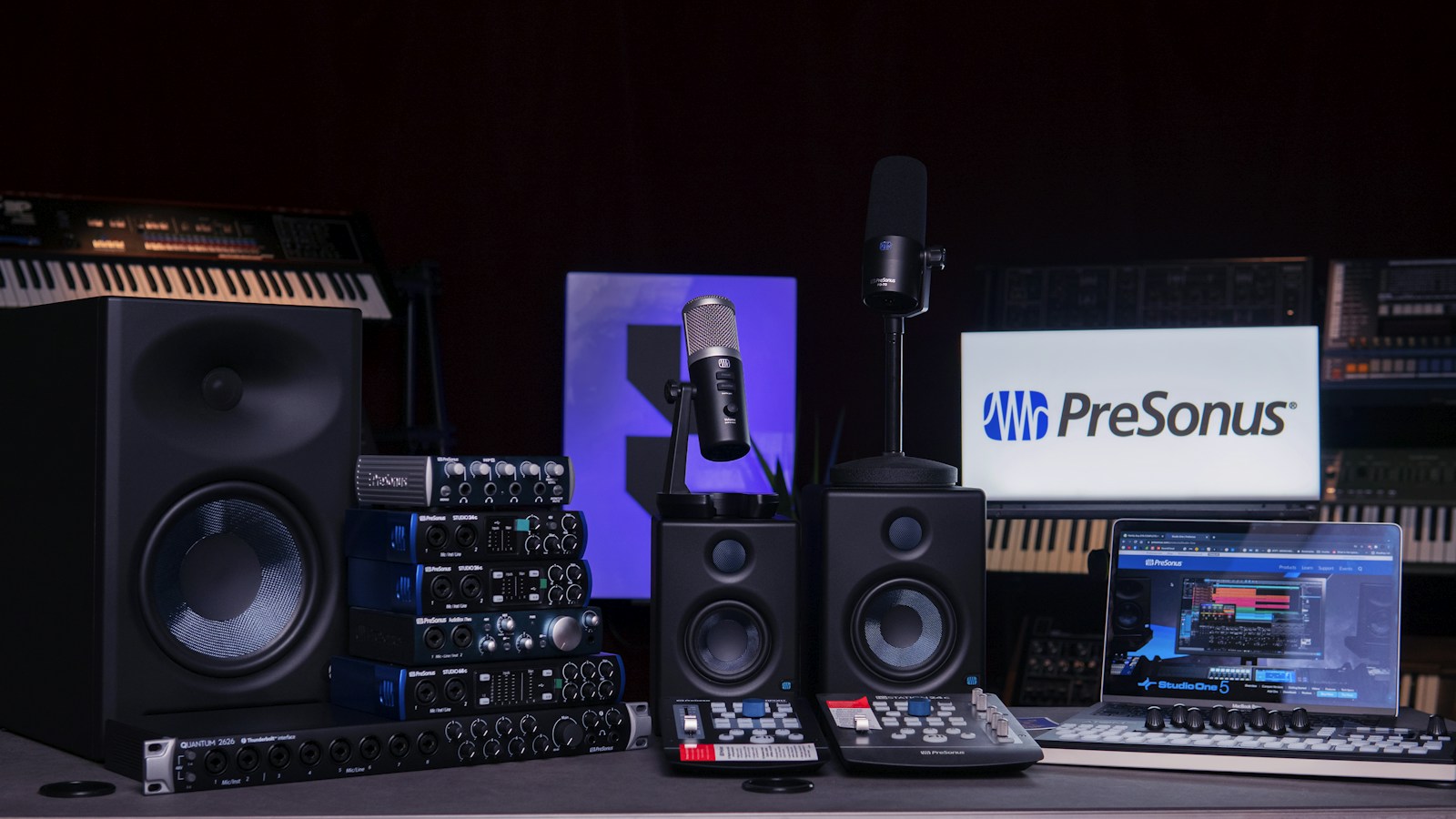 Puesto de audio con ordenador, altavoces y micrófono.